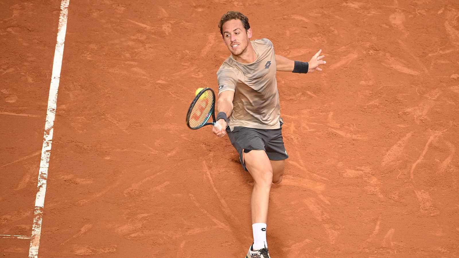 Stefanos Tsitsipas vence a Roberto Carballés en octavos del Godó