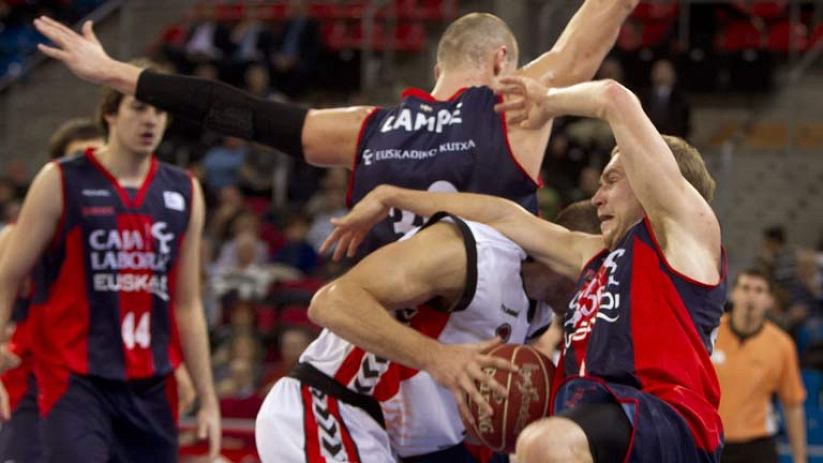 El UCAM Murcia tuvo más cerca que nunca el triunfo en Vitoria, que terminó en las manos del Caja Laboral, que acaba la jornada como segundo en la clasificación