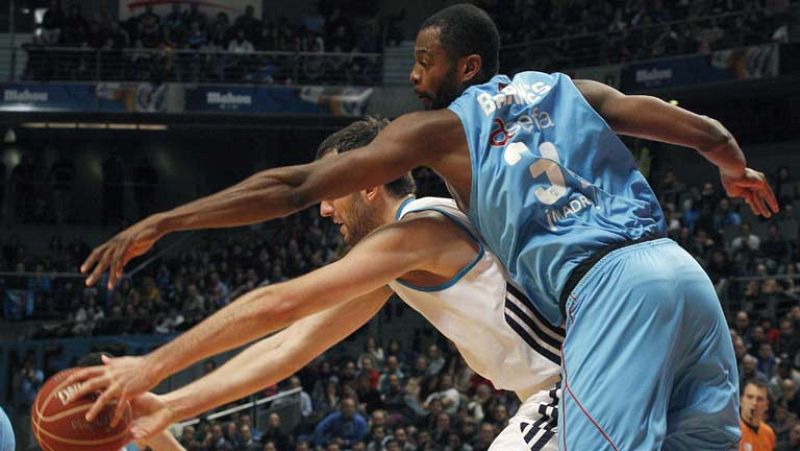 Los blancos son más líderes que nunca. Undécimo triunfo y más espectáculo. El Real Madrid se llevó el derbi a base de triples, mates, alley-oops y un juego veloz y vertical.