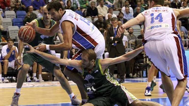 El Blusens Monbus se mete de lleno en la lucha por la Copa del Rey, al dar la sorpresa en la cancha del Unicaja, al que se impuso por 70-76. Alberto Corbacho, con 28 puntos y 32 de valoración, fue clave en la victoria gallega