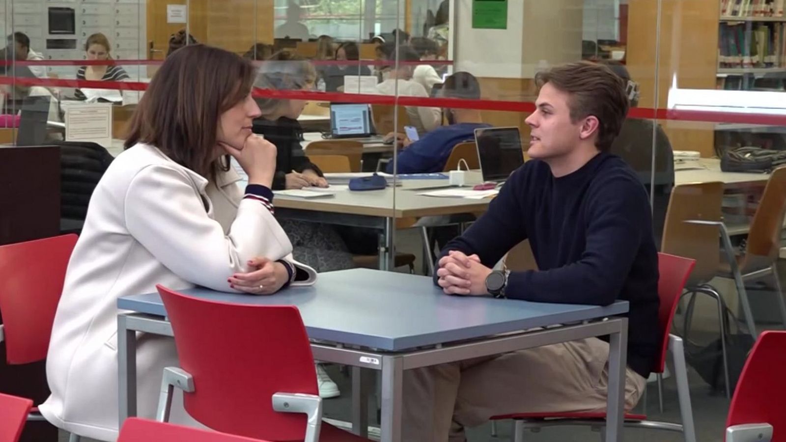 Estudiantes españoles de derecho consiguen que tramiten el visado para rescatar a una exfiscal afgana