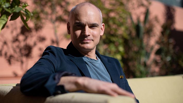 Telediario 2 - ¿Quién mueve los hilos del mercado financiero? El escritor argentino Hernán Díaz podría tener la respuesta