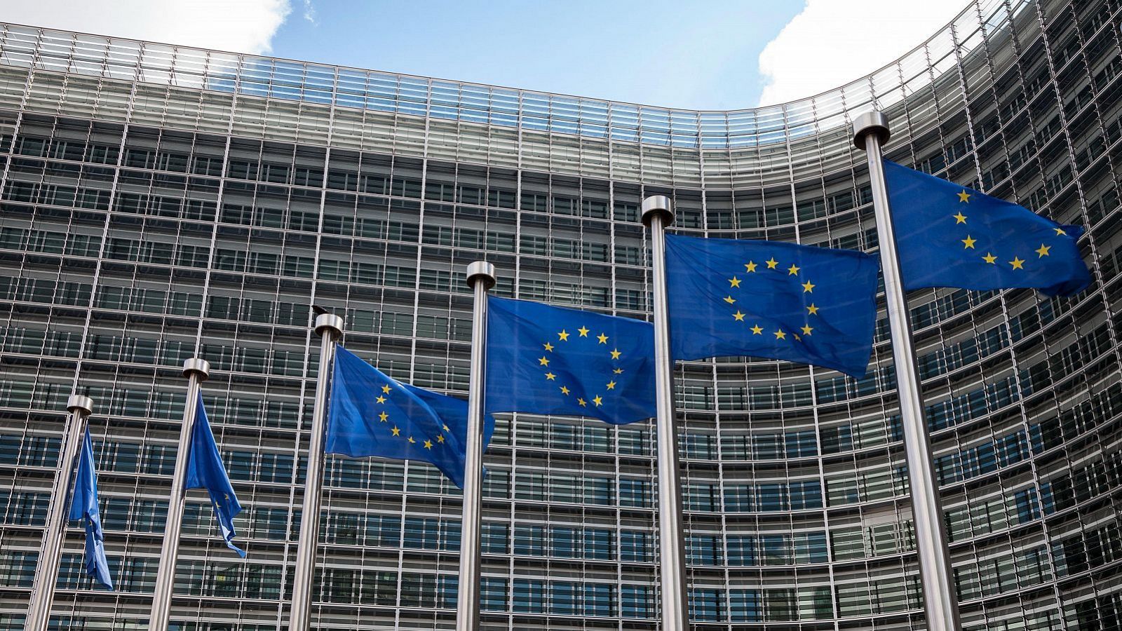 Bruselas advierte: España tendrá que hacer más ajustes en las pensiones, ya que las últimas reformas disparan el gasto | Ver