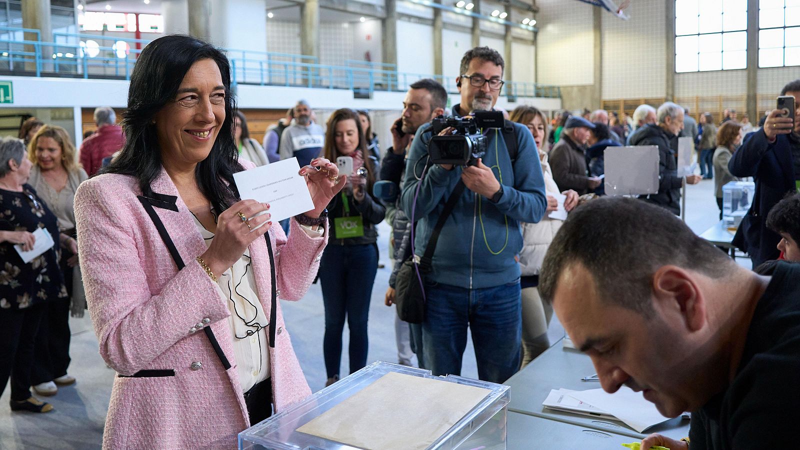 Elecciones vascas 2024: Martínez (Vox) vota en Vitoria - Informativos fin de semana | Ver