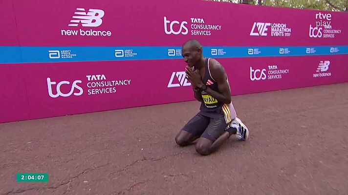 El keniano Alexander Mutiso se impuso este domingo a un Kenenisa Bekele en el maratón de Londres