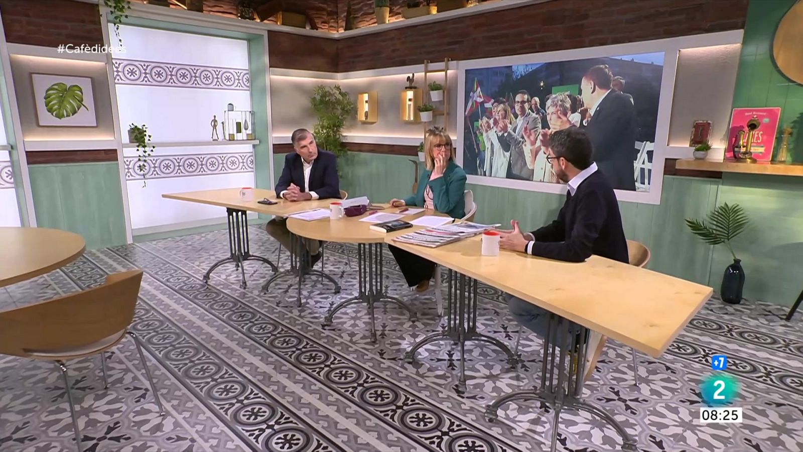 Gemma Nierga entrevista al conseller d'Interior Joan Ignasi Elena. Fernando Aramburu ens presenta el llibre 'El niño'. I fem tertúlia del Madrid-Barça