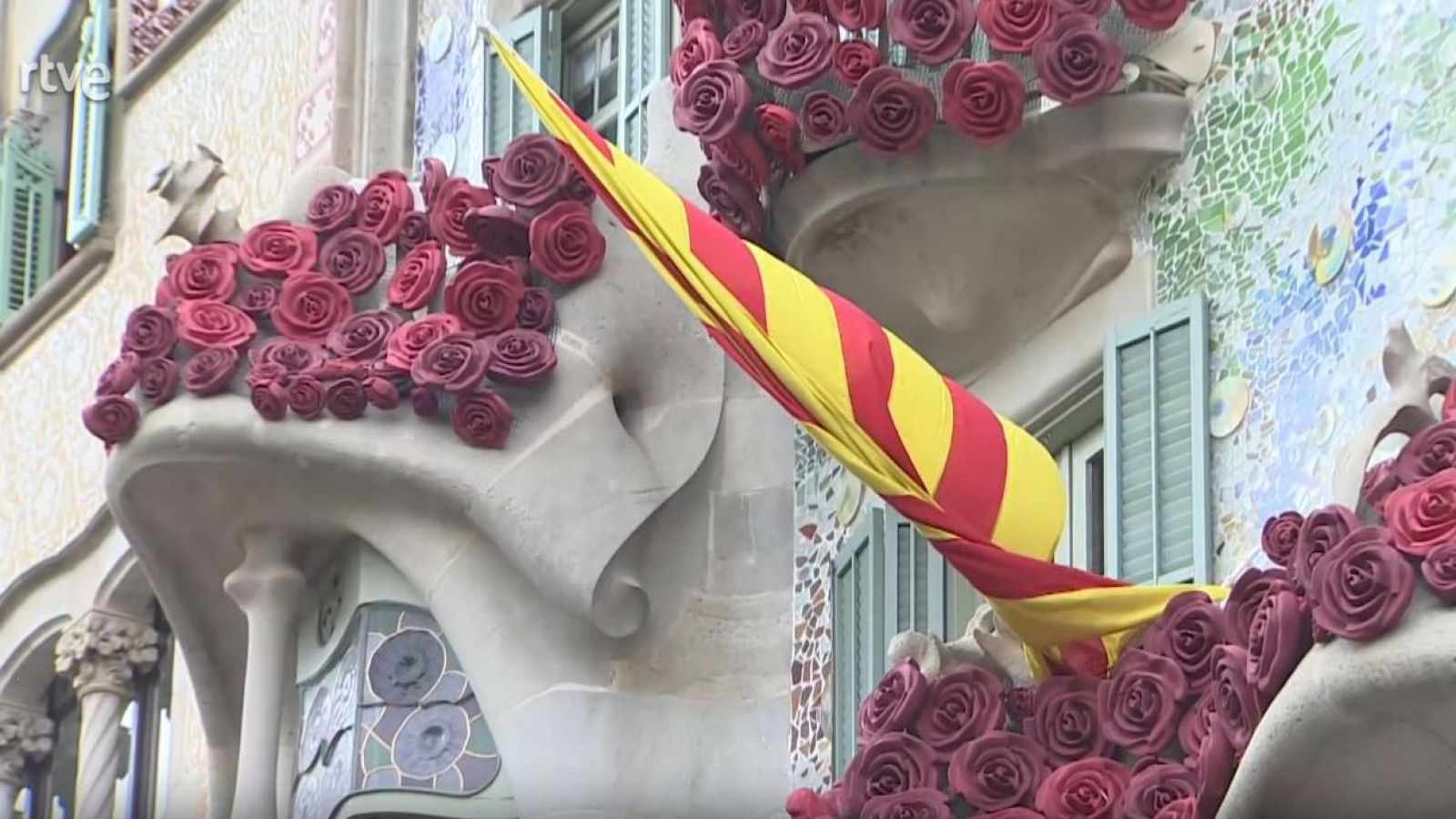 Roses d'Antoni Gaudí a la casa Batlló per Sant Jordi - arxiu