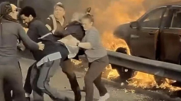 Modo Digital - Varias personas logran salvar a un hombre atrapado en un coche en llamas en Estados Unidos