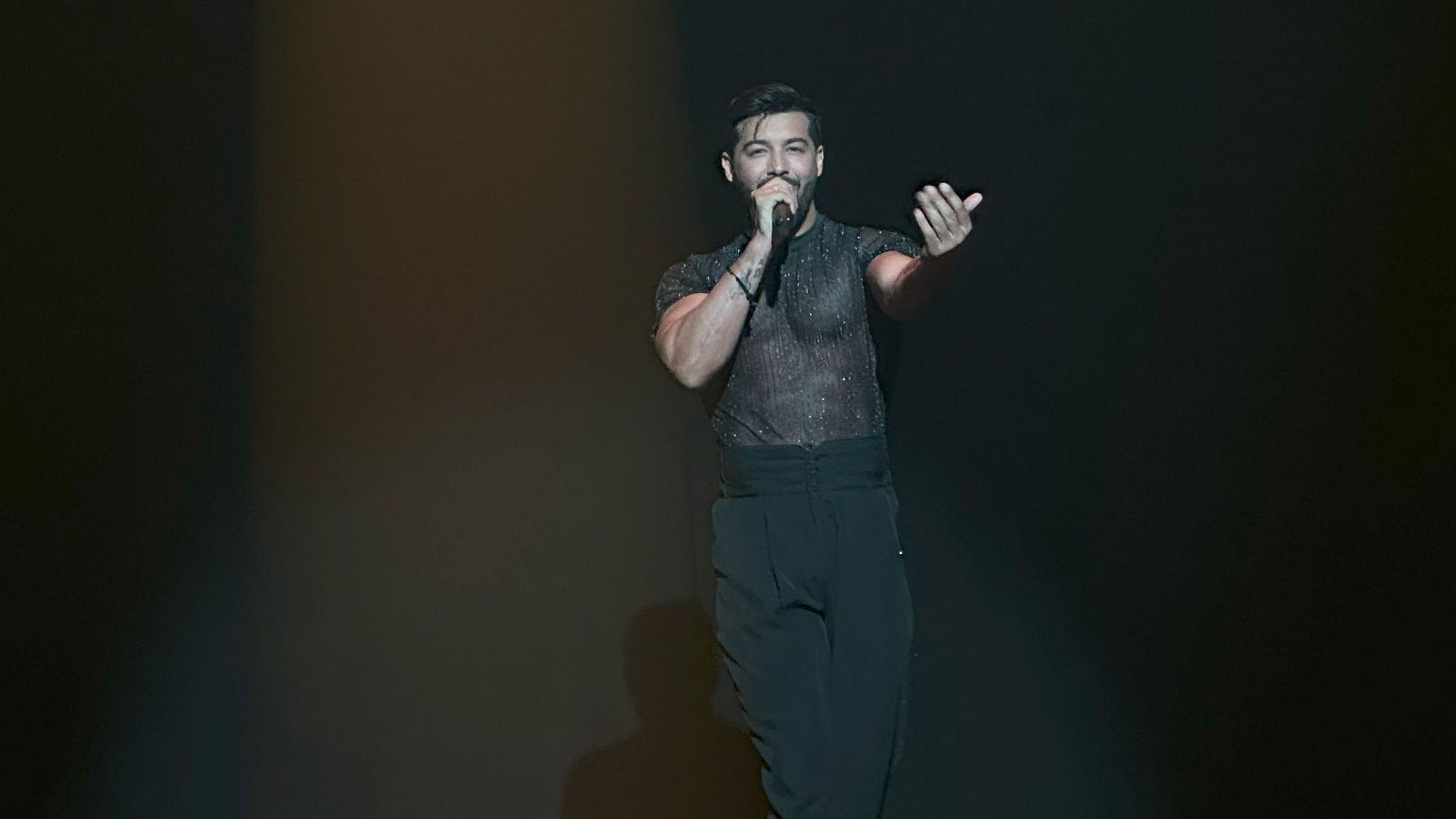 Eurovisión 2024 - Jorge González canta 'Caliente' en la despedida de Nebulossa