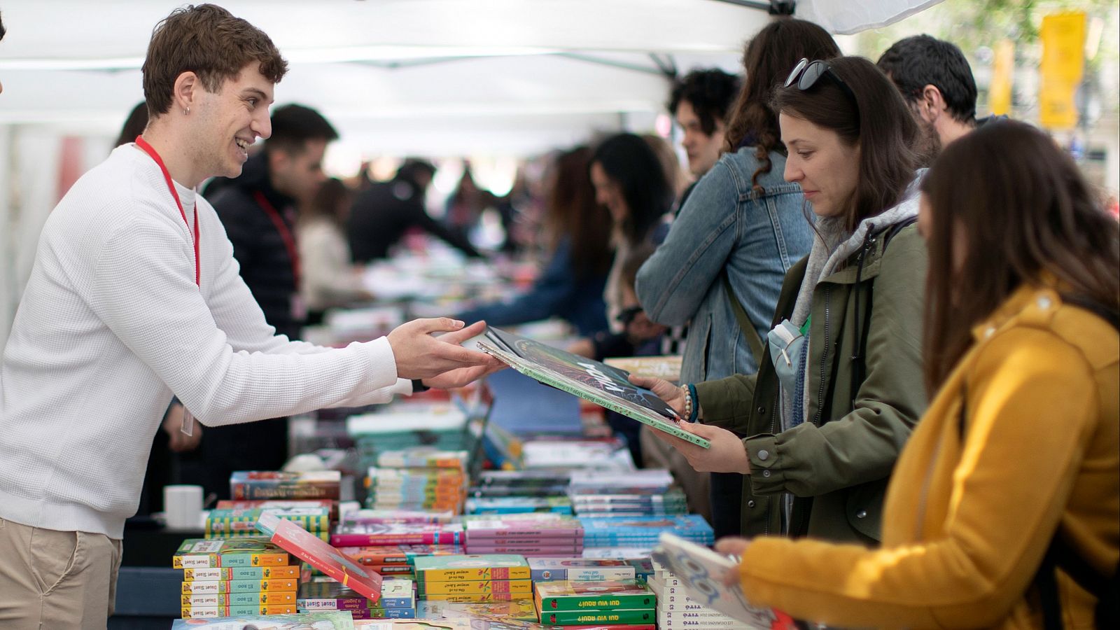 Las calles de Cataluña se llenan de libros y rosas por Sant Jordi