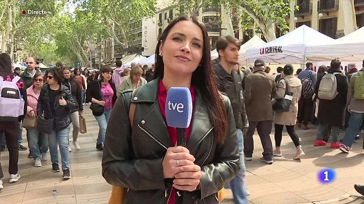 L'ambient de Sant Jordi d'enguany torna a estendre's per tota la Rambla fins a Drassanes