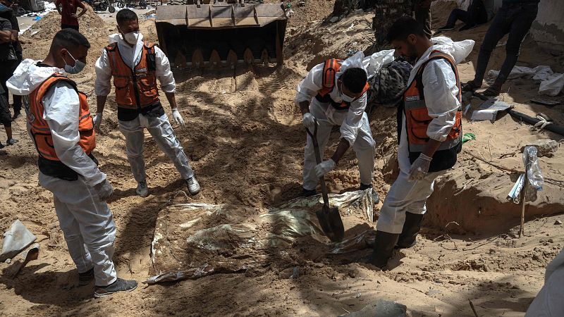 Descubren fosas comunes con centenares de cuerpos en varios puntos de Gaza | Ver
