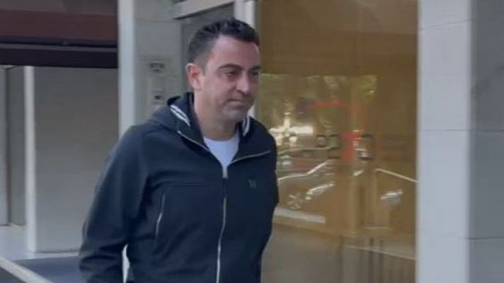 Fútbol - Xavi llega a la casa de Laporta con su renovación como telón de fondo