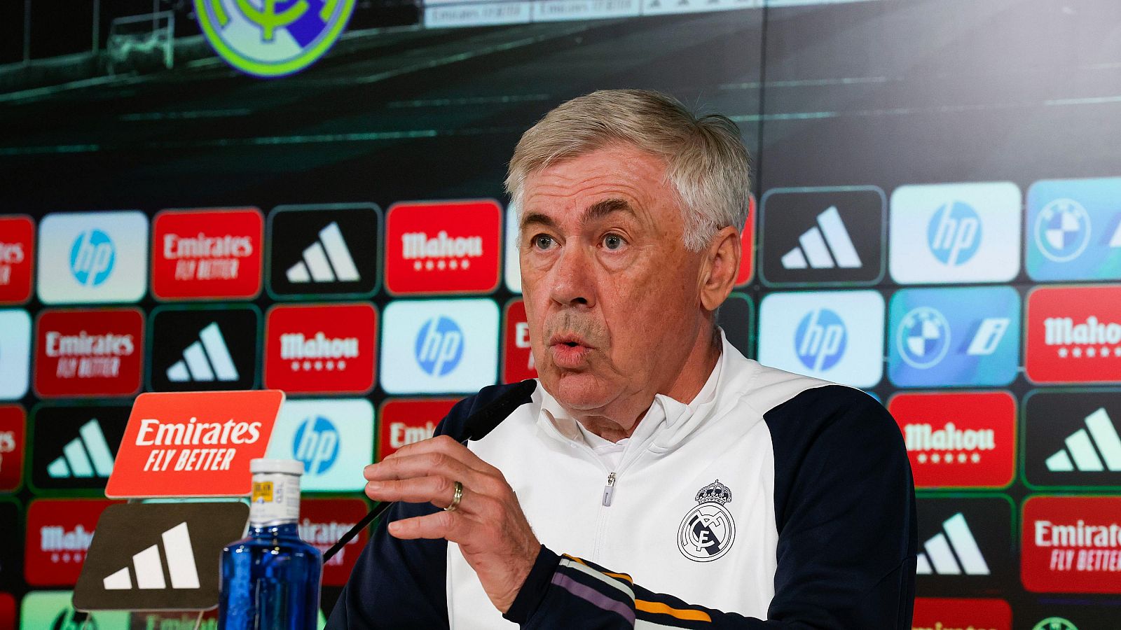 Ancelotti: "Me parece una decisión correcta que Xavi se quede"