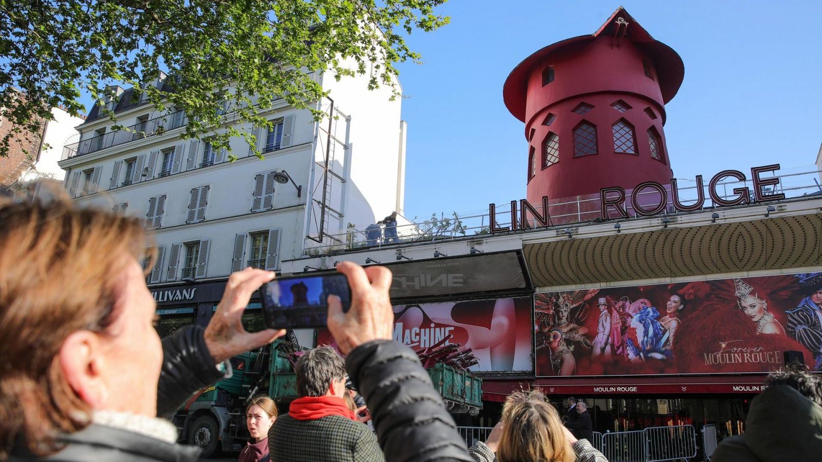 El célebre Moulin Rouge de París amanece sin aspas