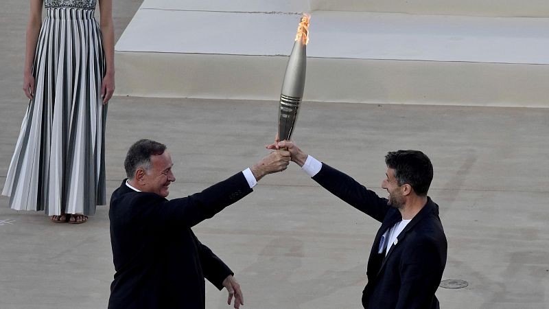 La llama olímpica cambia de manos y pone rumbo a París a tres meses de los Juegos Olímpicos