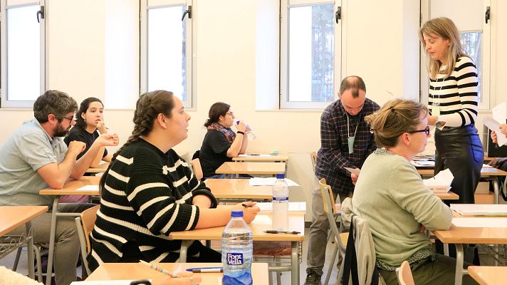 L'Informatiu - Més de 17.000 persones s'examinen a les oposicions a docents de la Generalitat