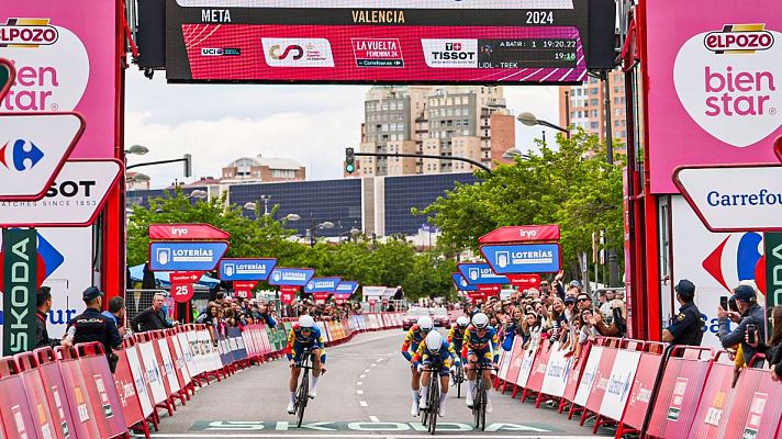 A pesar de una caída en la última curva, así se llevó el Lidl-Trek la crono por equipos de La Vuelta femenina