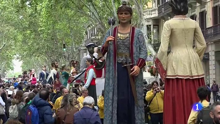 600 gegants desfilen per Barcelona en una celebració de la figura mítica