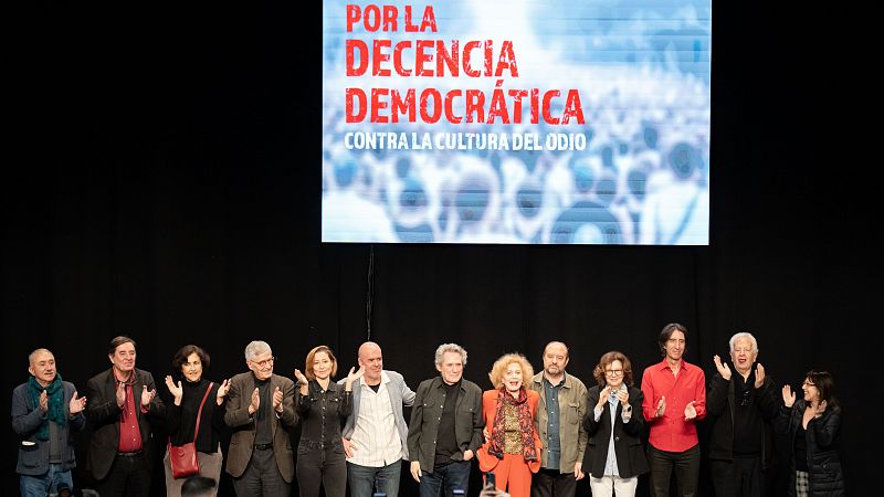 Figuras de la cultura respaldan a Sánchez y exigen "decencia democrática"