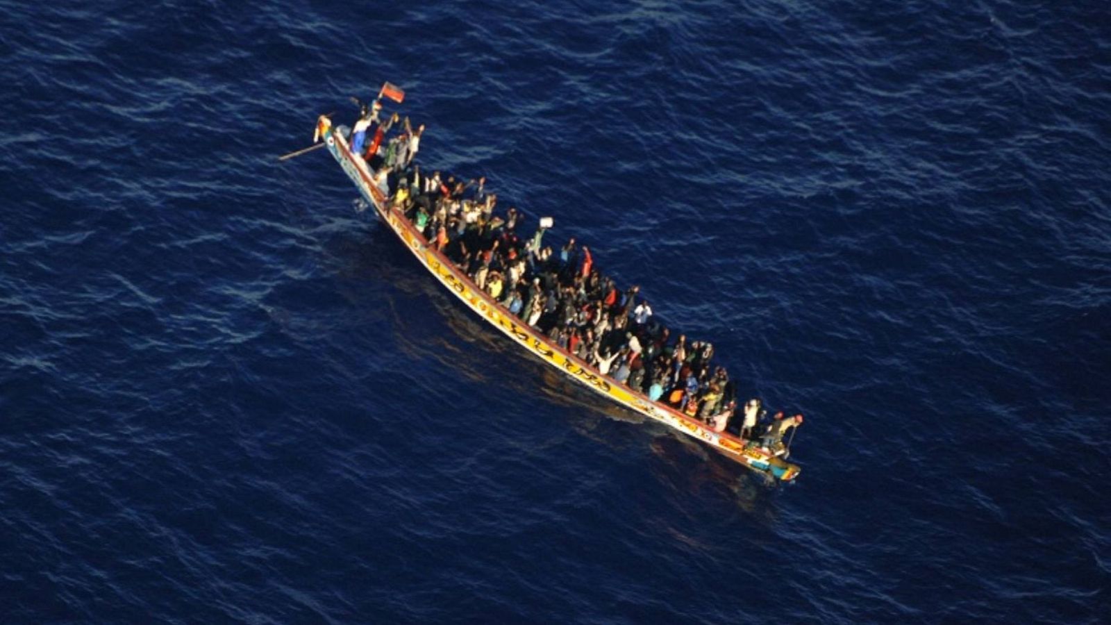 Naufraga un cayuco cerca de El Hierro: al menos 50 desaparecidos y 9 supervivientes | Ver