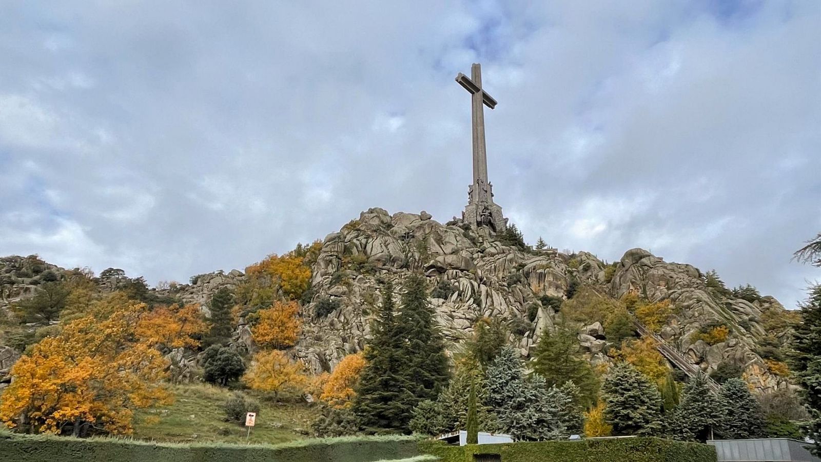 Un primer grupo de unos 30 familiares visita las exhumaciones de Cuelgamuros | Ver