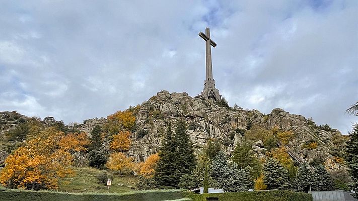 Telediario 1 - Un primer grupo de unos 30 familiares visita las exhumaciones de Cuelgamuros