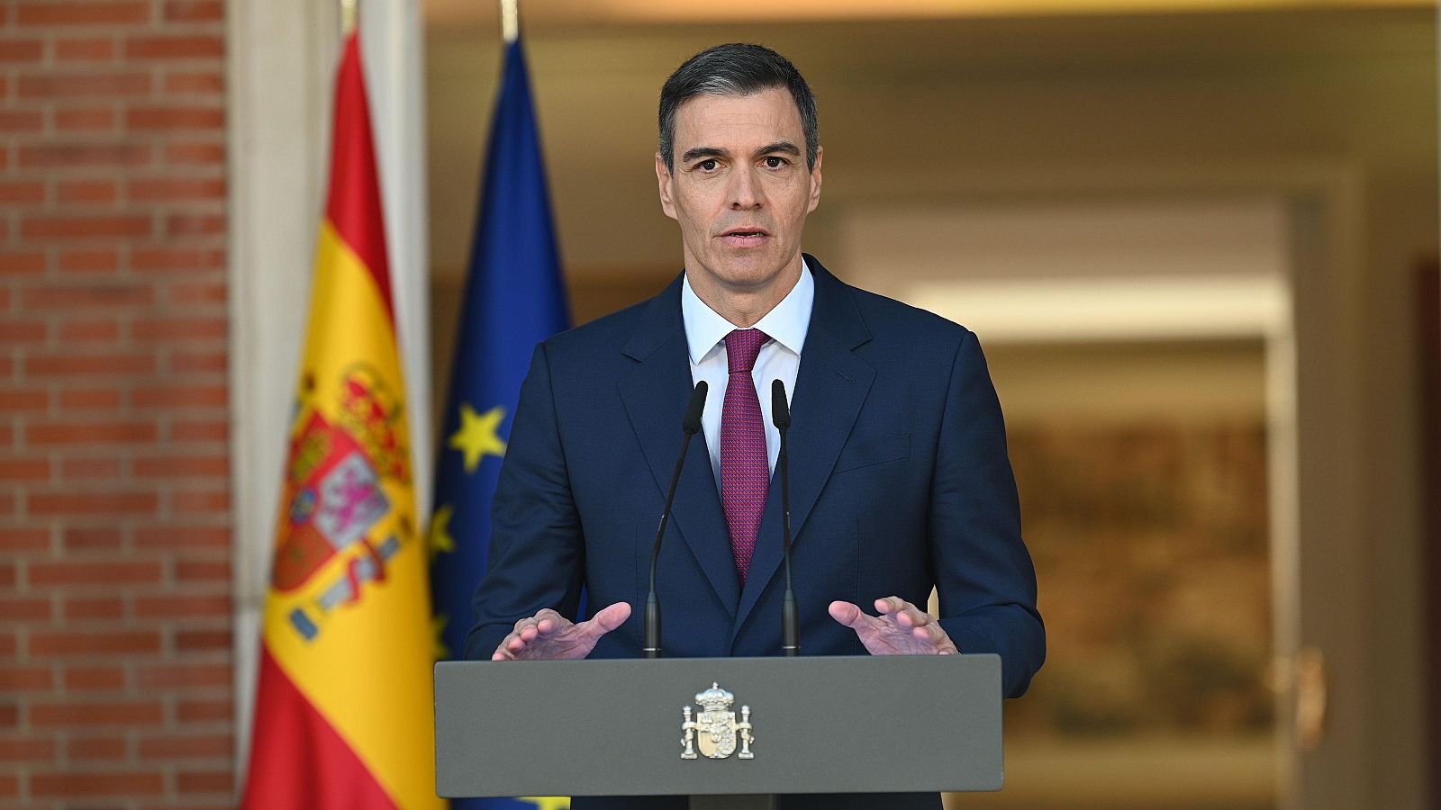 Pedro Sánchez, del "PSOE rumbo a la Moncloa" al frente del ejecutivo "con más fuerza si cabe"