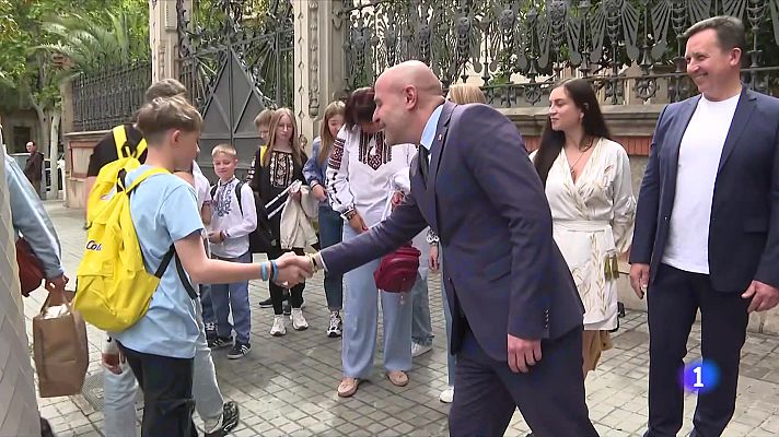 L'Informatiu - Una vintena de nens ucraïnesos fan una estada a Catalunya per allunyar-se de la guerra