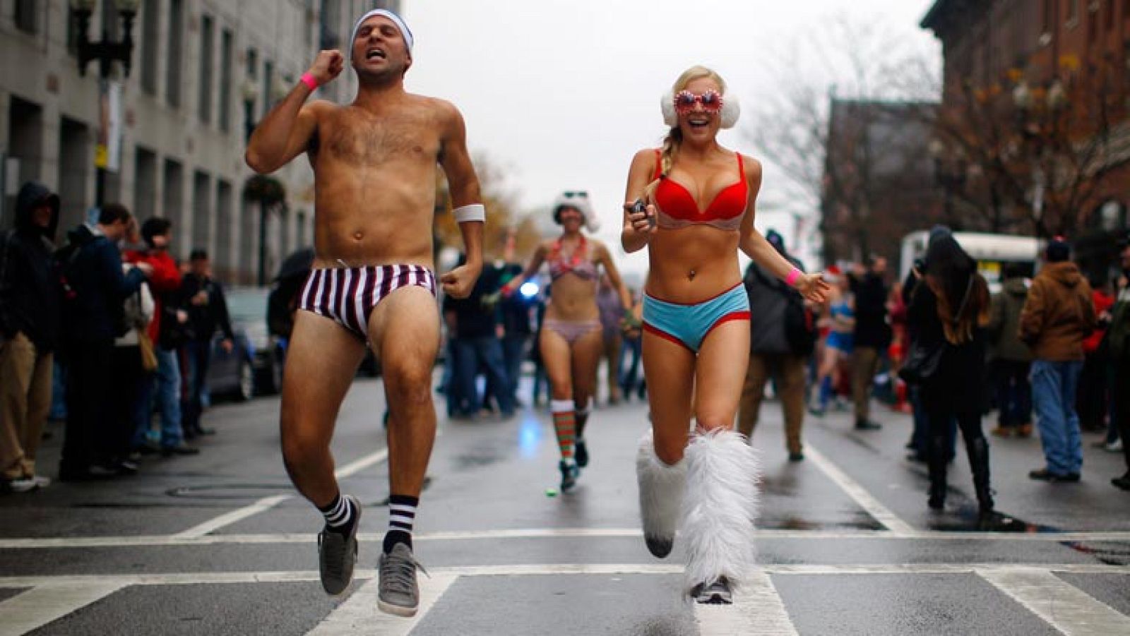 Carrera navideña ligera de ropa en Boston | Ver