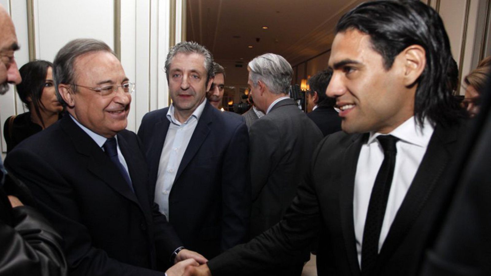 Florentino bromea con sacar la servilleta para fichar a Falcao | Ver