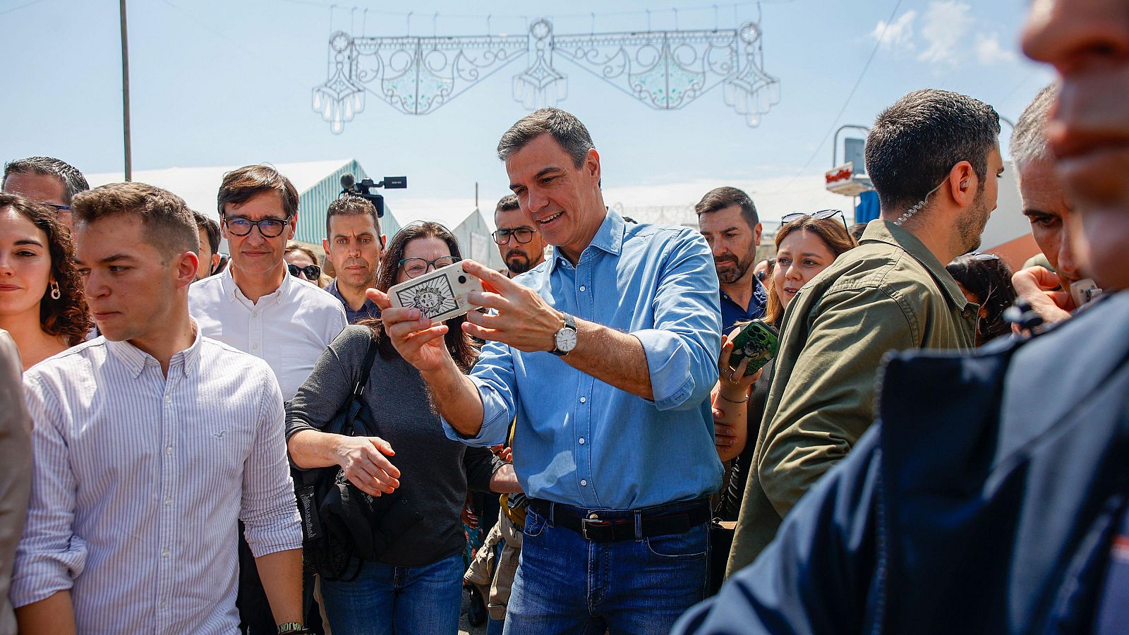 Sánchez aparece por sorpresa en Barcelona en un día de campaña marcado por el 1 de mayo | Ver