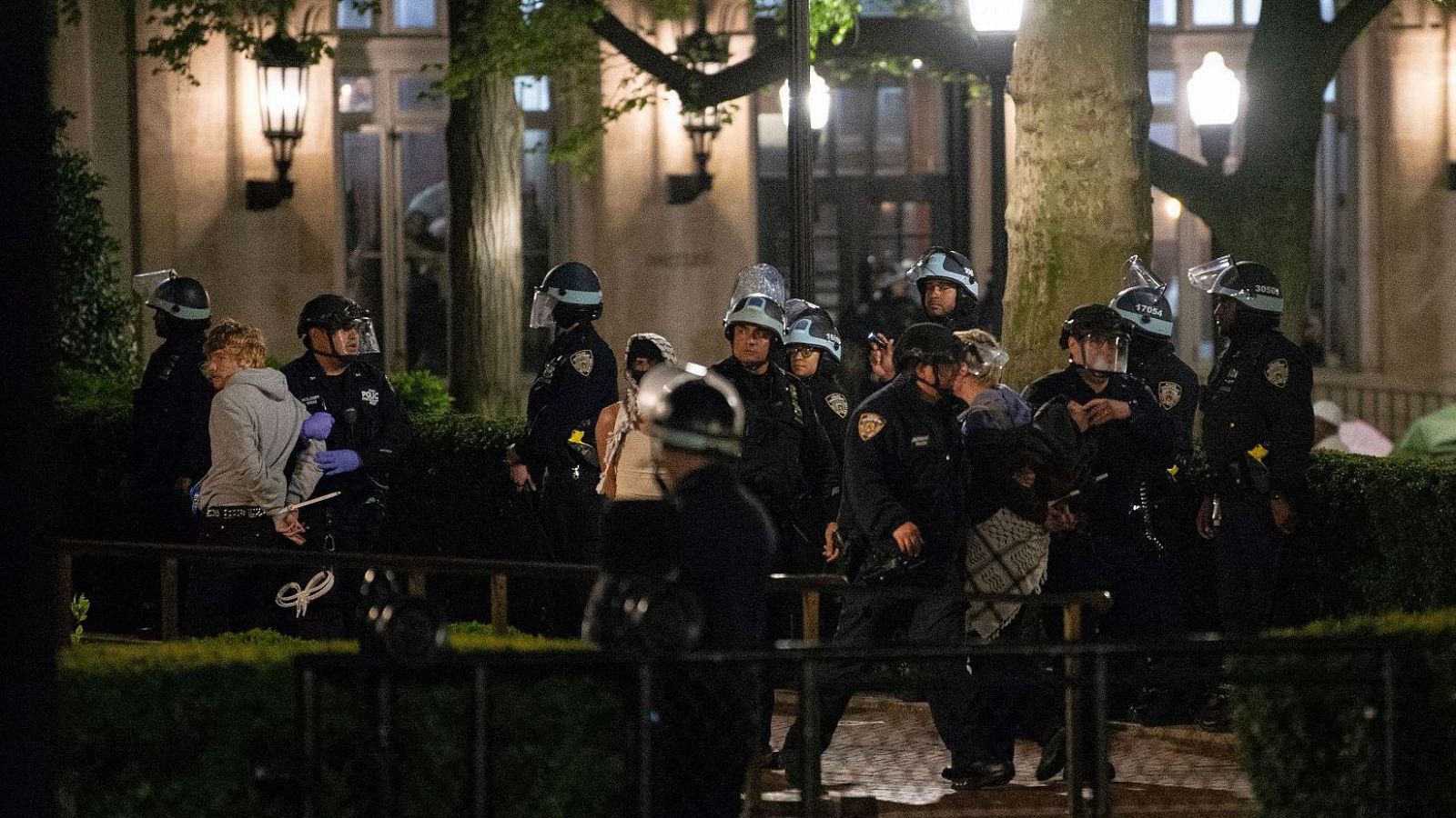 Protestas propalestinas en Estados Unidos: la policía desaloja de las universidades de Columbia y de California