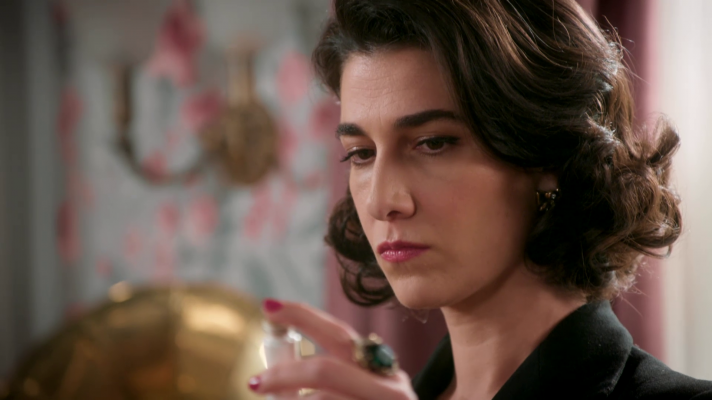 Salón de té La Moderna - Doña Bárbara le entrega el veneno a Carla