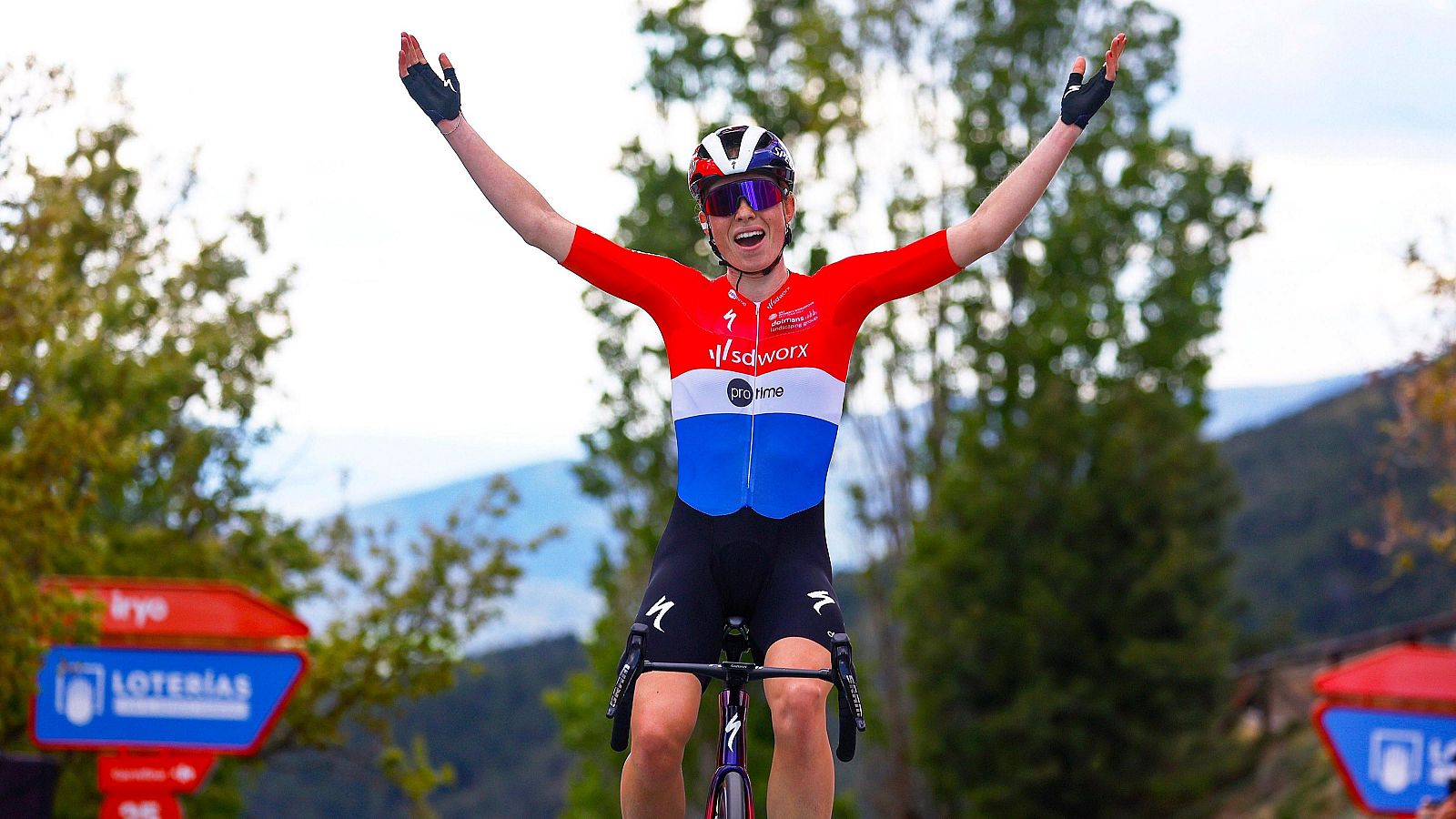 Vuelta femenina 2024: Demi Vollering vence en Jaca en la etapa 5