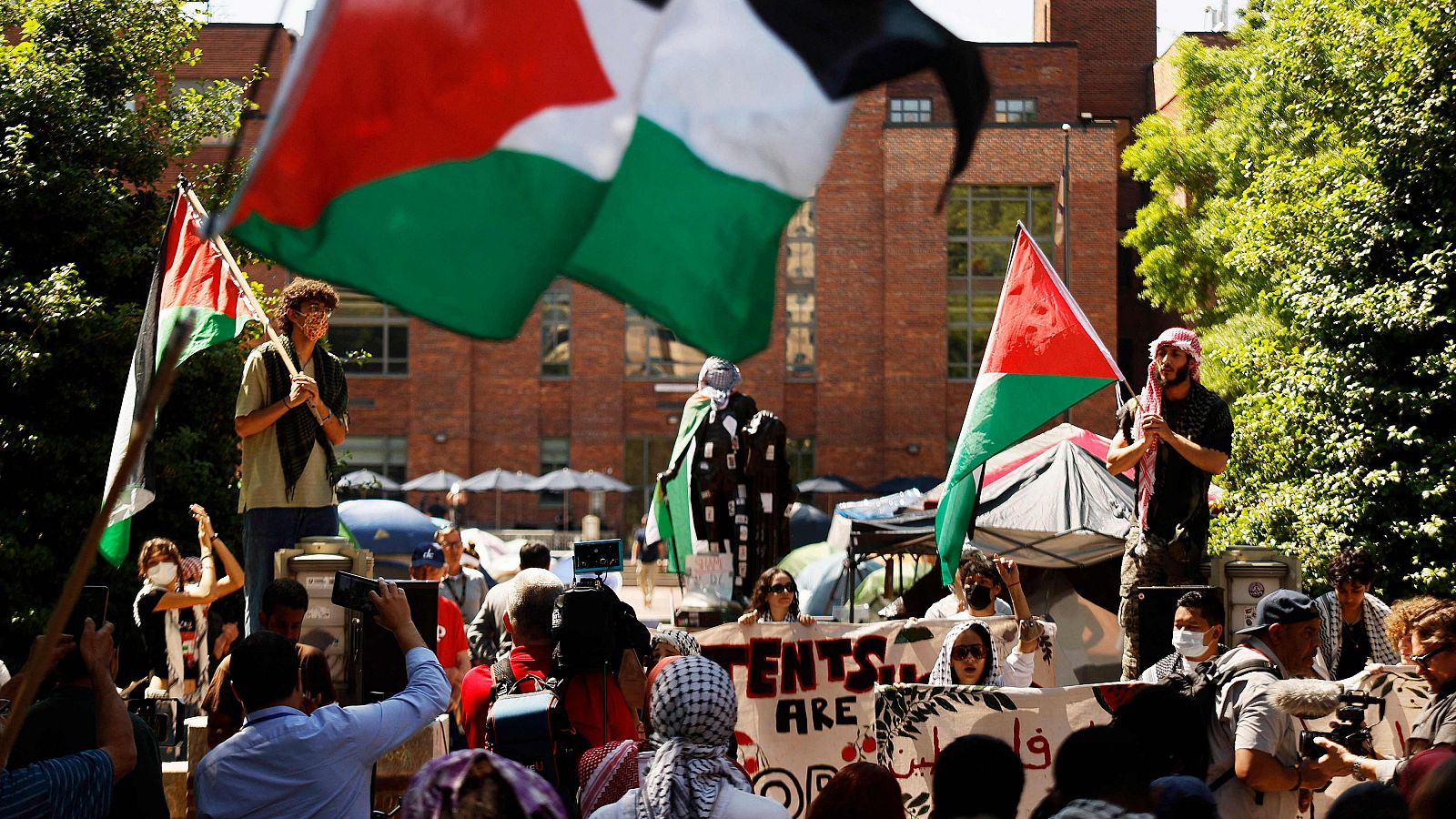 Biden condena las protestas propalesinas y la Policía desaloja a los estudiantes en California | Ver