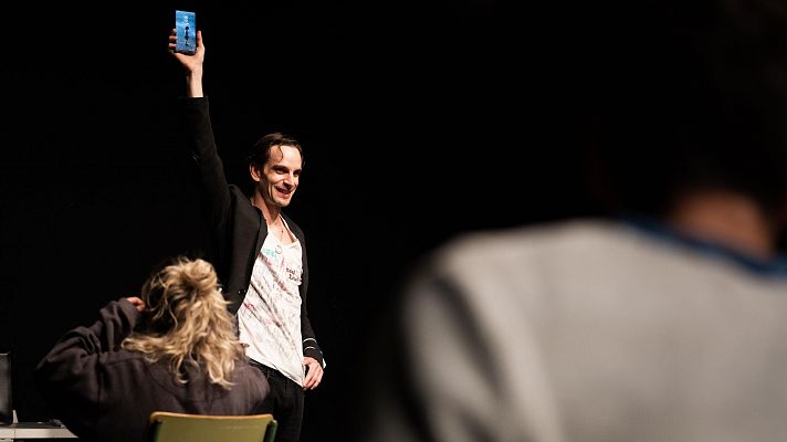 Telediario 2 - El Teatro Español vuelve a llevar el ciberacoso a las aulas por medio de una obra inmersiva