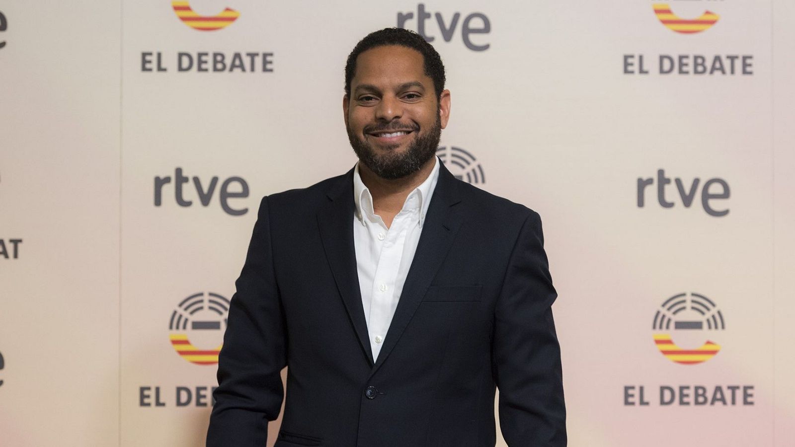 Elecciones Cataluña | Vox acusa a Illa de abrazar a Puigdemont - Especiales informativos | Ver