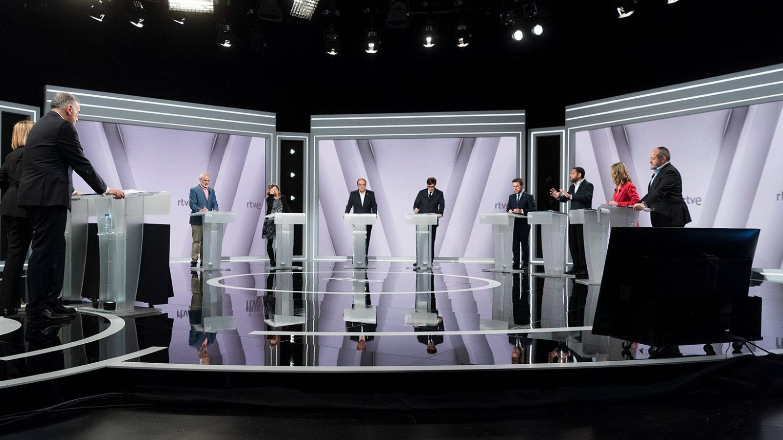 Los candidatos presentan su modelo de Cataluña en su minuto de oro final