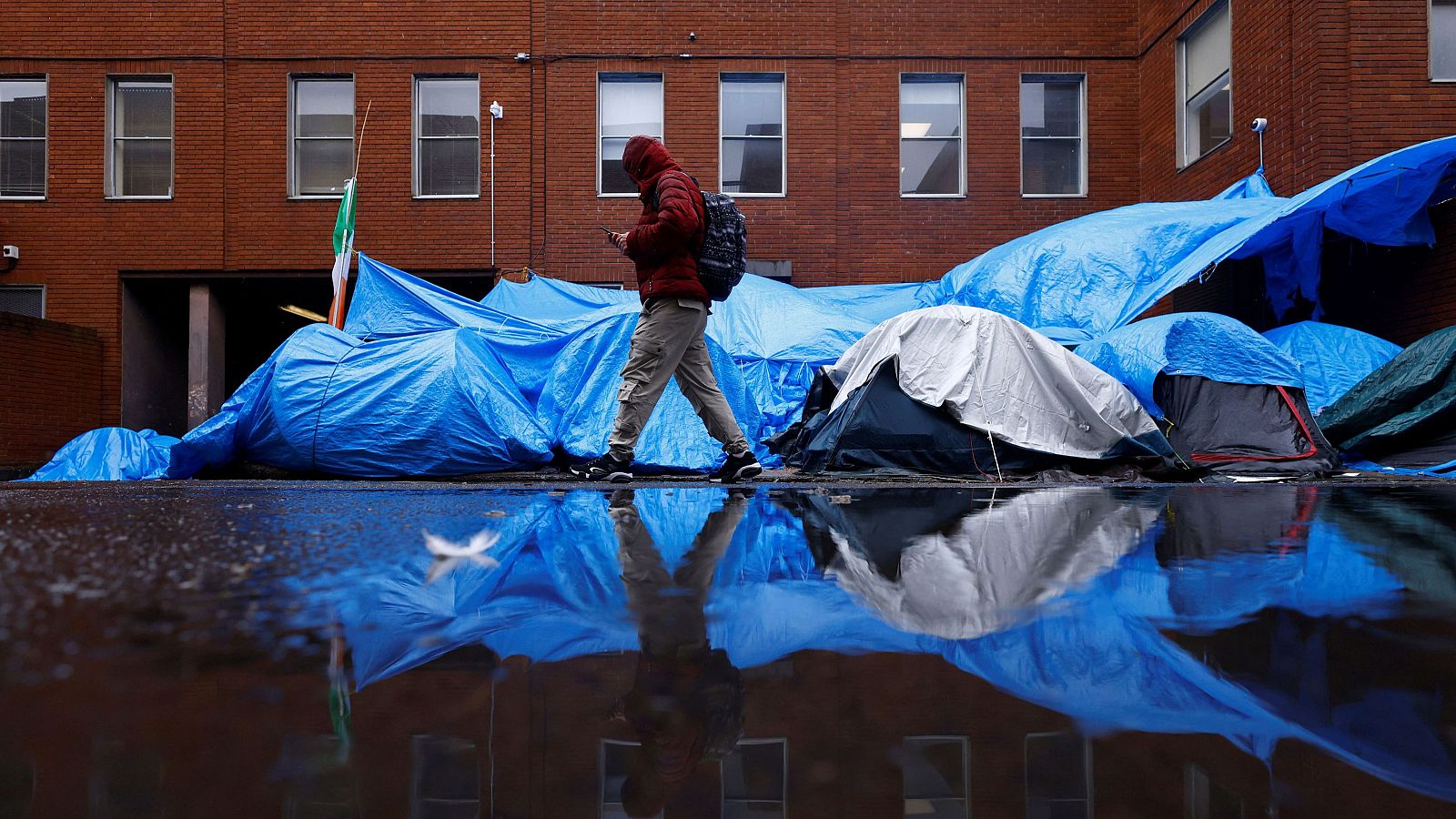 Migrantes de Reino Unido huyen a Irlanda para que no los deporten