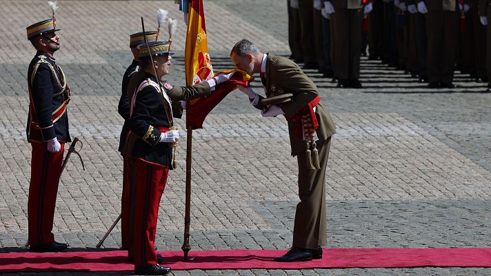 Felipe VI vuelve a jurar bandera con su promoción 40 años después