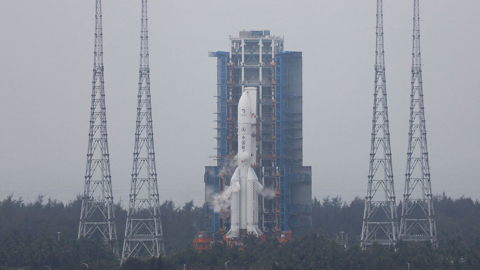 China lanza su misión más compleja a la Luna