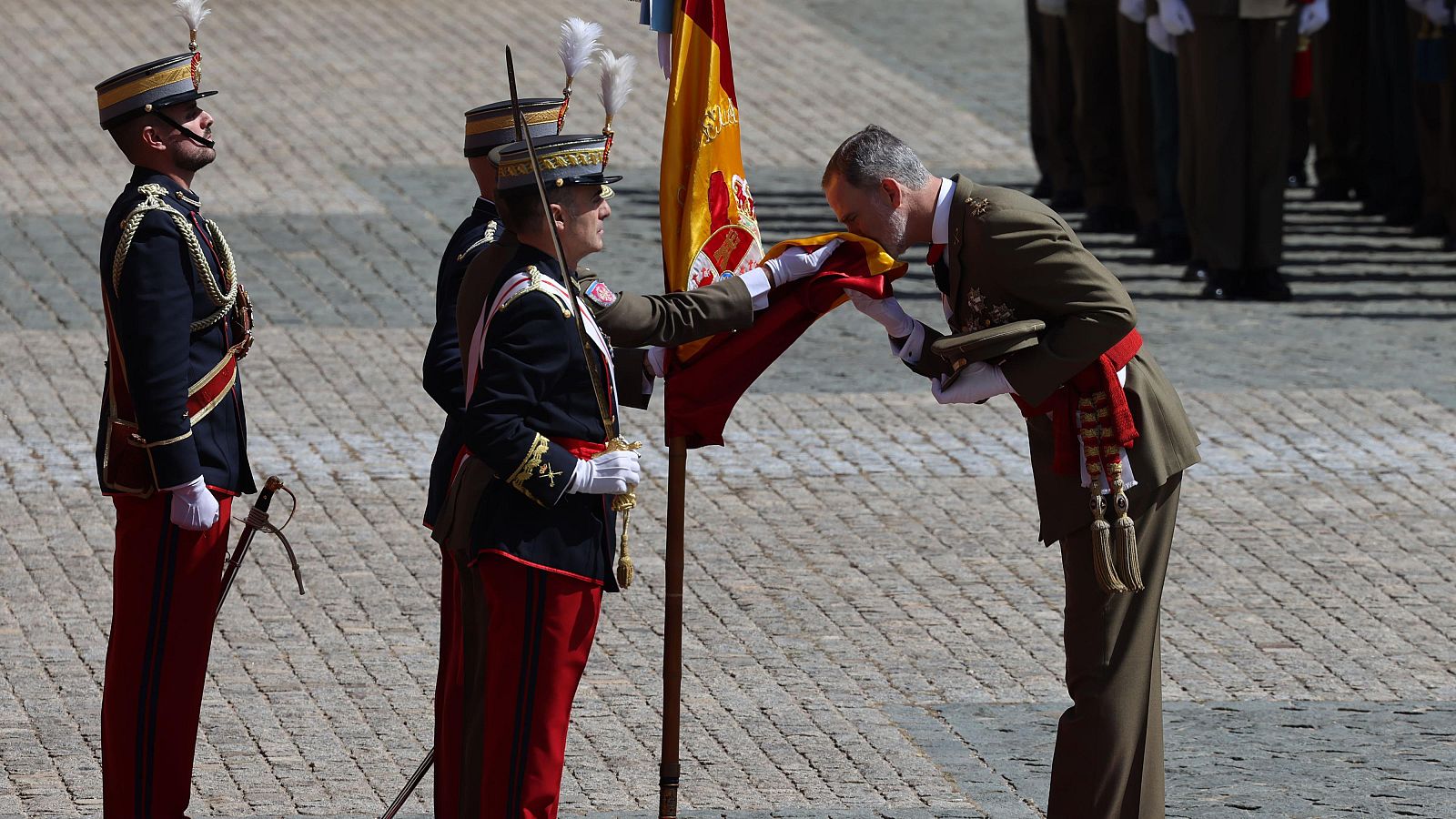 El rey Felipe VI vuelve a jurar bandera en el 40 aniversario | Ver