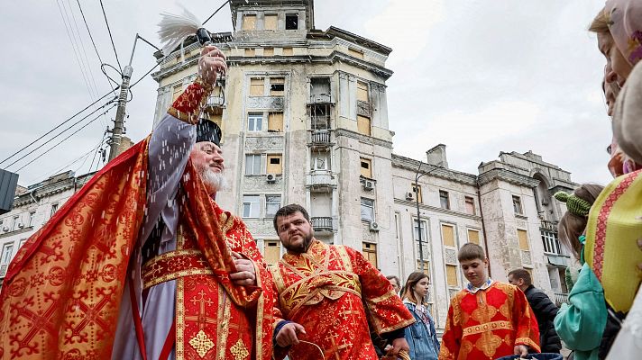 Ucrania celebra la Pascua ortodoxa mientras siguen los bombardeos rusos