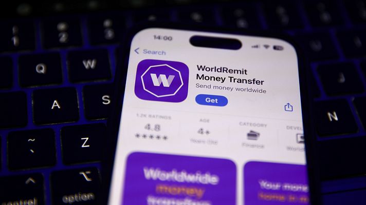 Telediario 1 - Los migrantes residentes en España enviaron en 2023 más de 10.000 millones de euros en remesas a sus países de origen