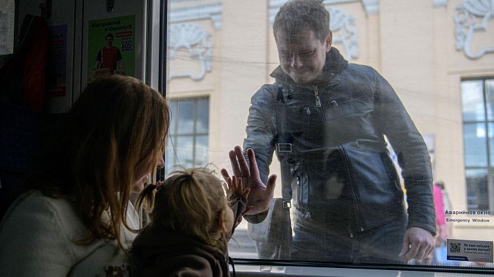 Telediario 1 - Las madres siguen soportando el peso del cuidado de los hijos y se mantiene el rol de 'padre ayudante'