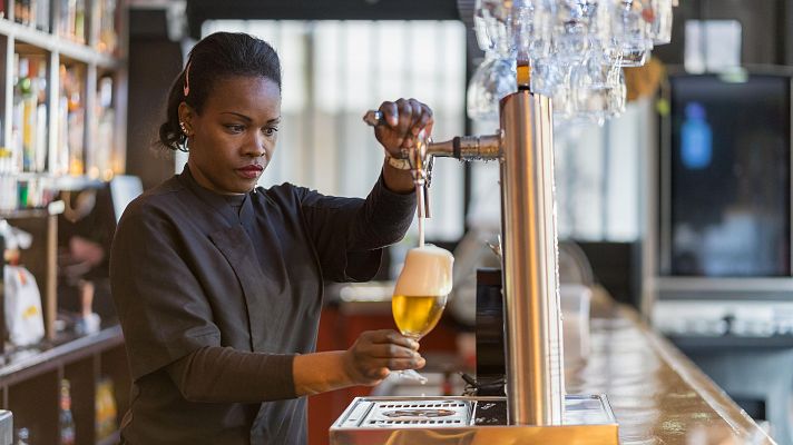 Telediario 1 - Más de un tercio de las trabajadoras entre 20 y 64 años están sobrecualificadas para su puesto de trabajo
