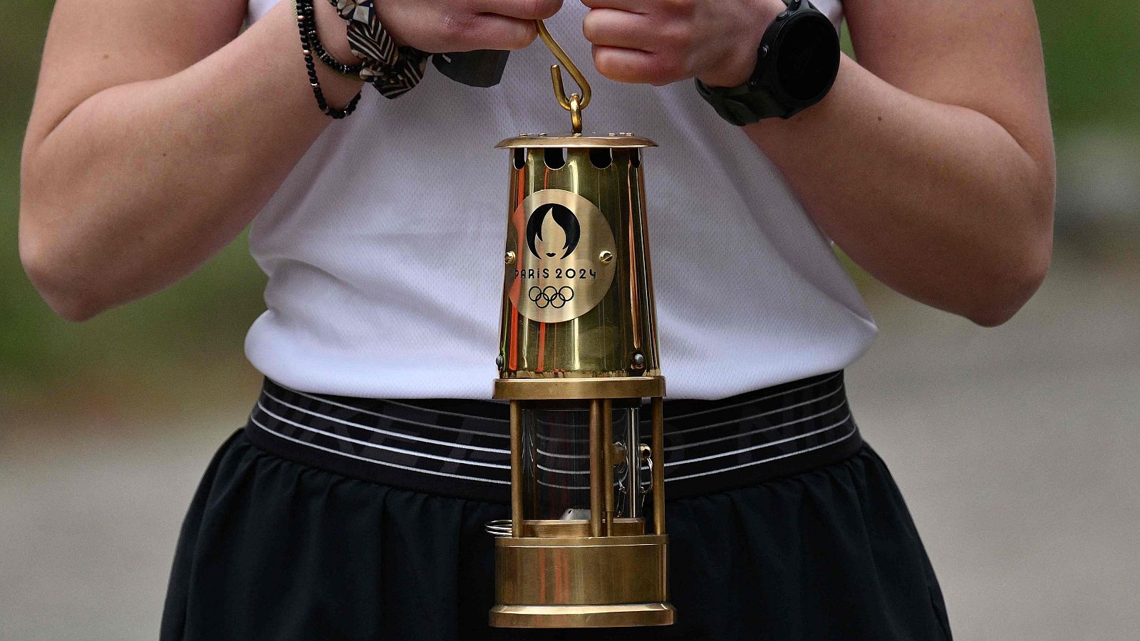 La llama olímpica cruza el mediterráneo en su camino a París | Ver