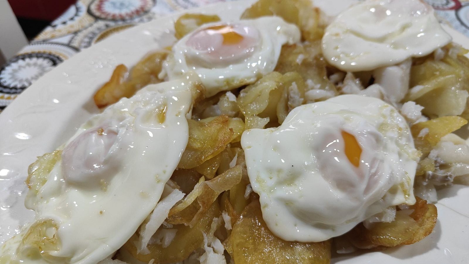 Mañaneros: Receta de huevos rotos con bacalao, fácil y paso a paso