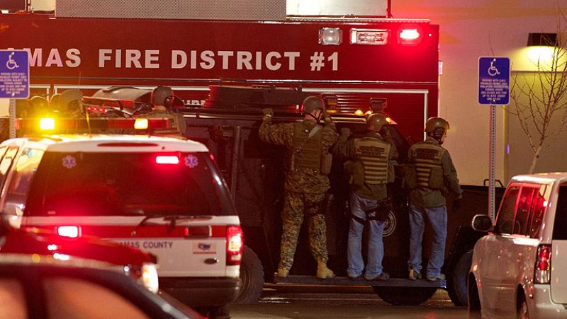 Tres muertos, incluido el sospechoso, en un tiroteo en un centro comercial de Oregón